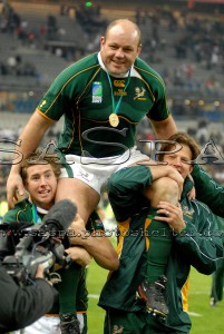 RUGBY WORLD CUP, FRANCE 2007. Copyright picture by WESSEL OOSTHUIZEN / SASPA. Os du Randt is carried around the field by Butch James and bobby Skinstad. Percy Montgomery, Schalk Burger and Victor Matfield salute the crowds.